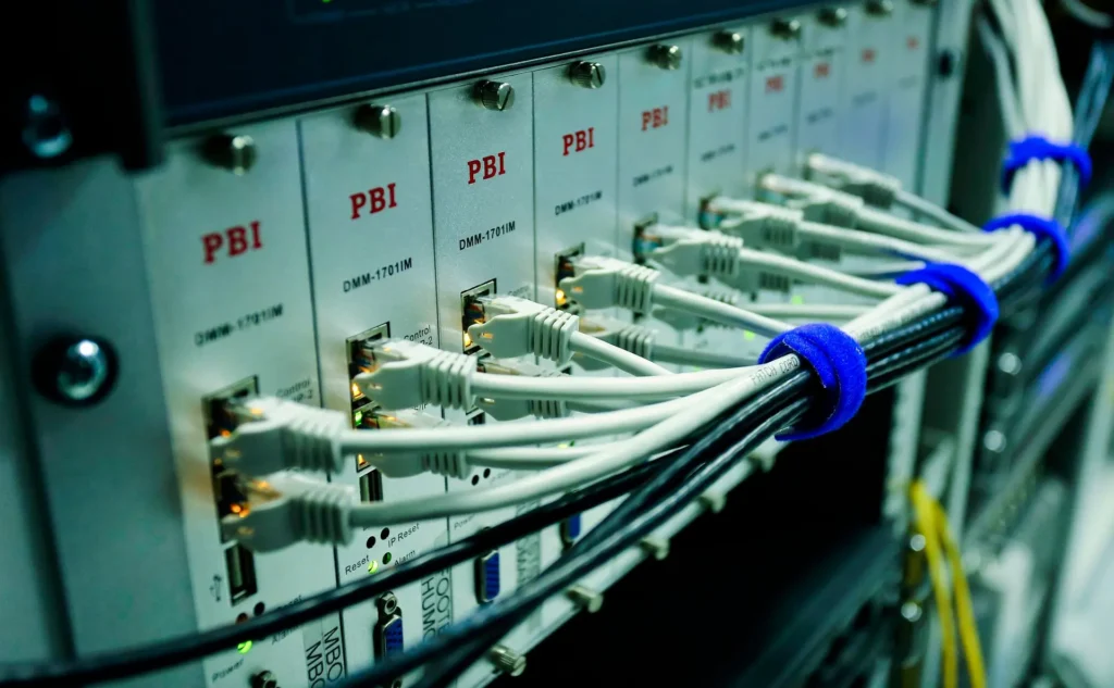 Cableado de red en un rack de servidores